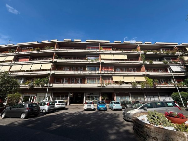 ufficio in vendita a Roma in zona Mostacciano