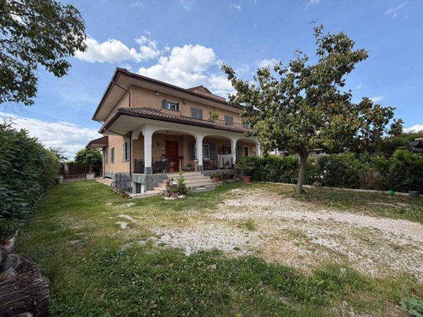casa indipendente in vendita a Roma in zona Valle Santa