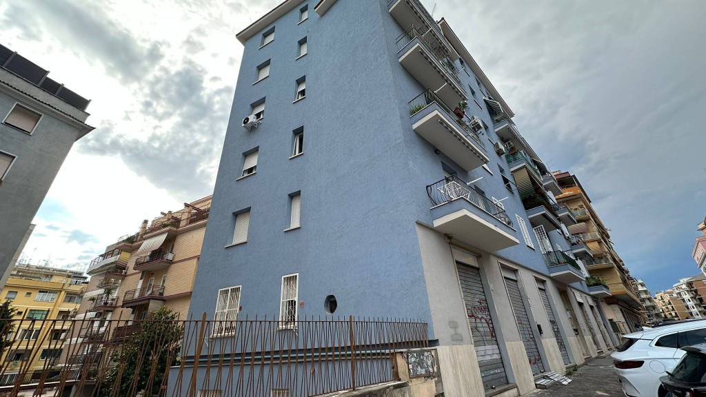 locale commerciale in vendita a Roma in zona Prenestino-Centocelle