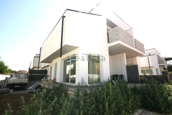 casa indipendente in vendita a Roma in zona Infernetto
