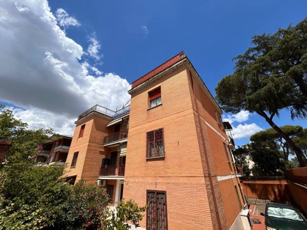 appartamento in vendita a Roma in zona Appio Pignatelli