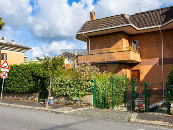 casa indipendente in vendita a Roma in zona Axa