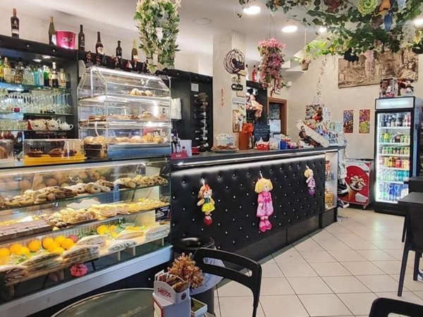 negozio in vendita a Roma in zona Appio Claudio