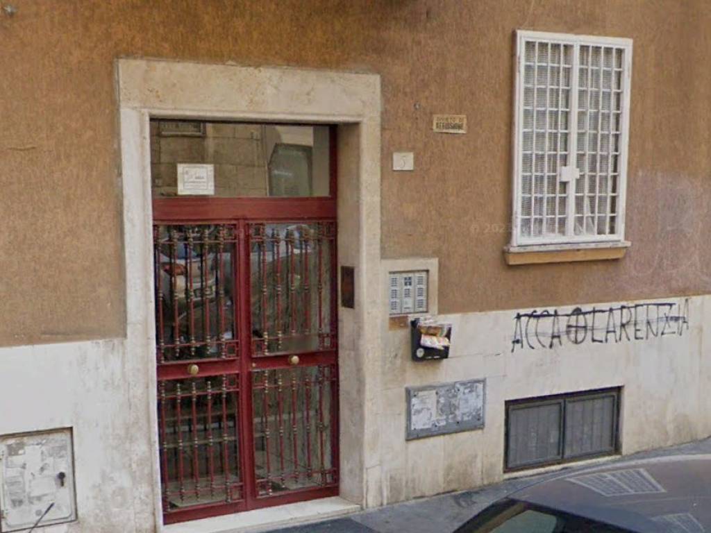 locale commerciale in vendita a Roma in zona Tuscolano