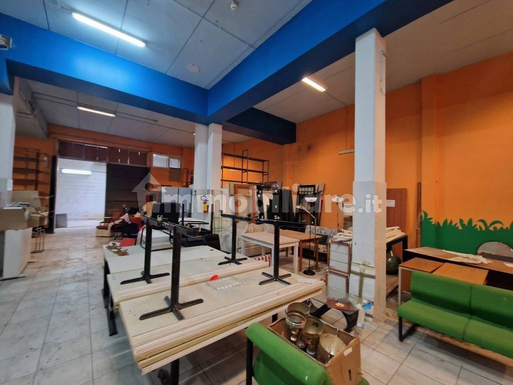 locale commerciale in vendita a Roma in zona Finocchio