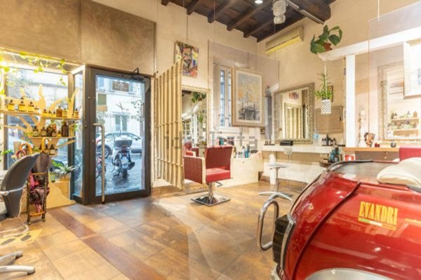 negozio in vendita a Roma in zona Rione Monti/Campitelli