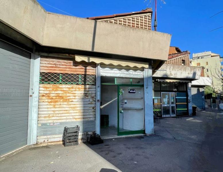 locale commerciale in vendita a Roma in zona Collatino