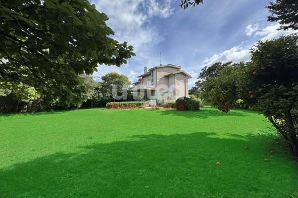 casa indipendente in vendita a Roma in zona Casal Palocco