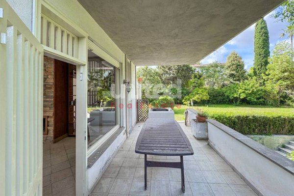 casa indipendente in vendita a Roma in zona Casal Palocco