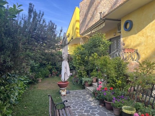 pentavano in vendita a Roma in zona Tor Bella Monaca