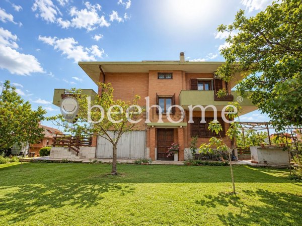 casa indipendente in vendita a Roma in zona Massimina/Casal Lumbroso