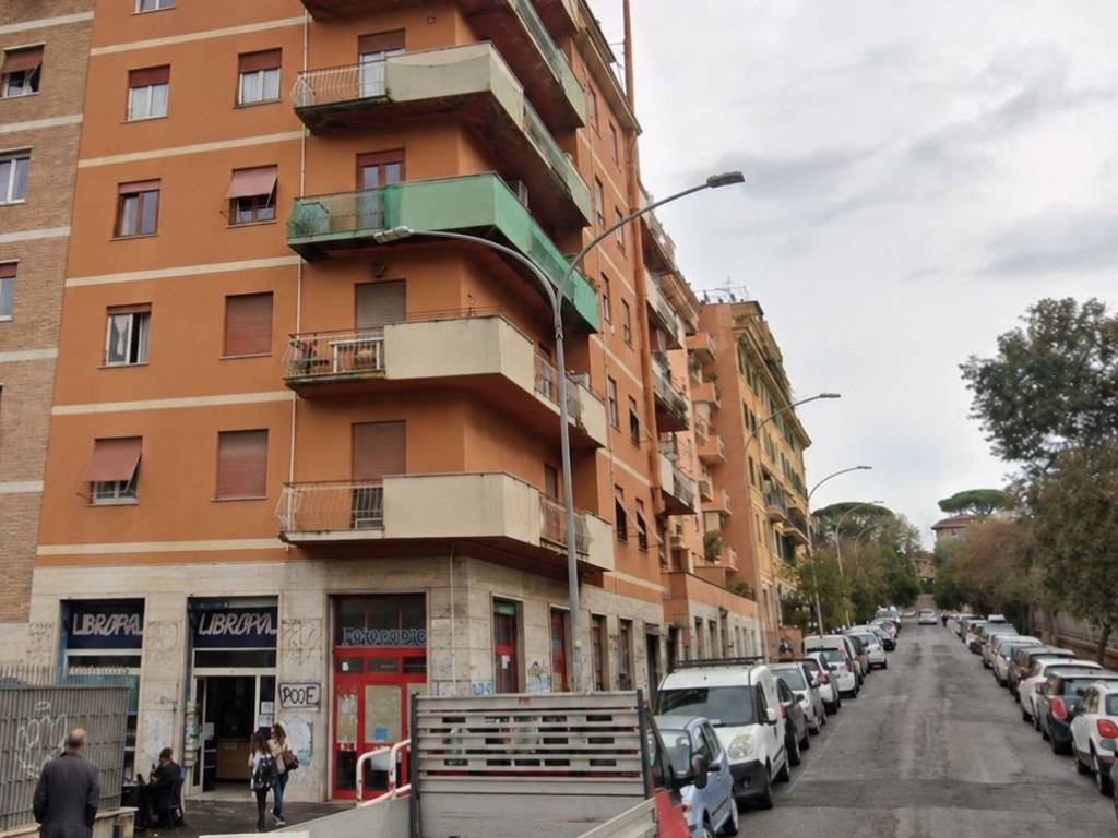 appartamento in vendita a Roma in zona Ostiense
