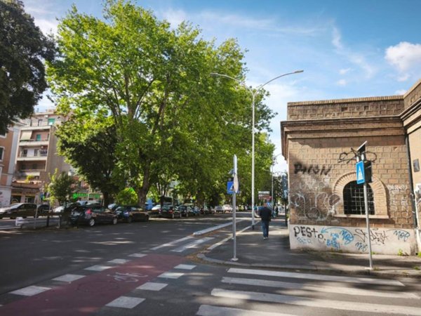 negozio in vendita a Roma in zona Ostiense