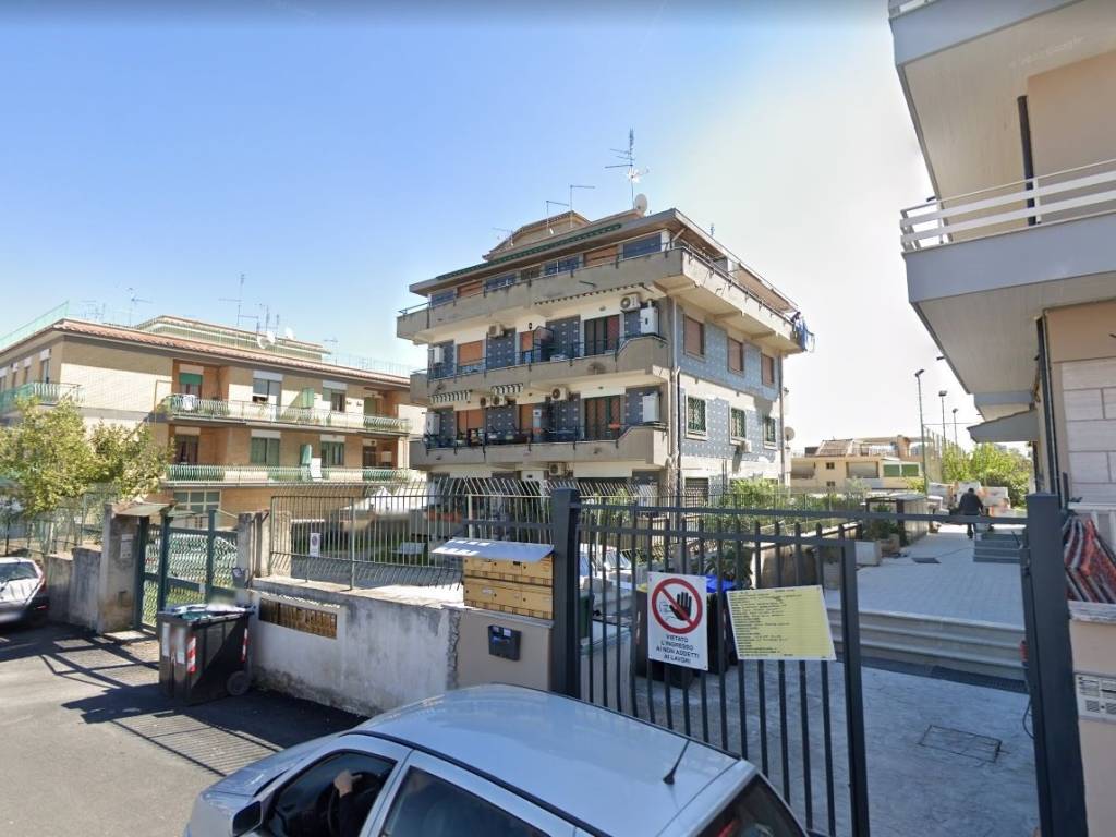 appartamento in vendita a Roma in zona Torre Angela