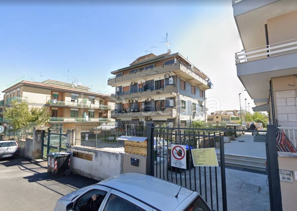 appartamento in vendita a Roma in zona Torre Angela
