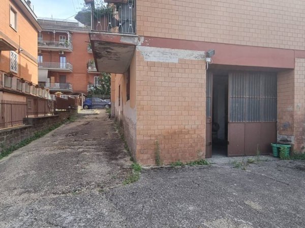 locale commerciale in vendita a Roma in zona Casalotti