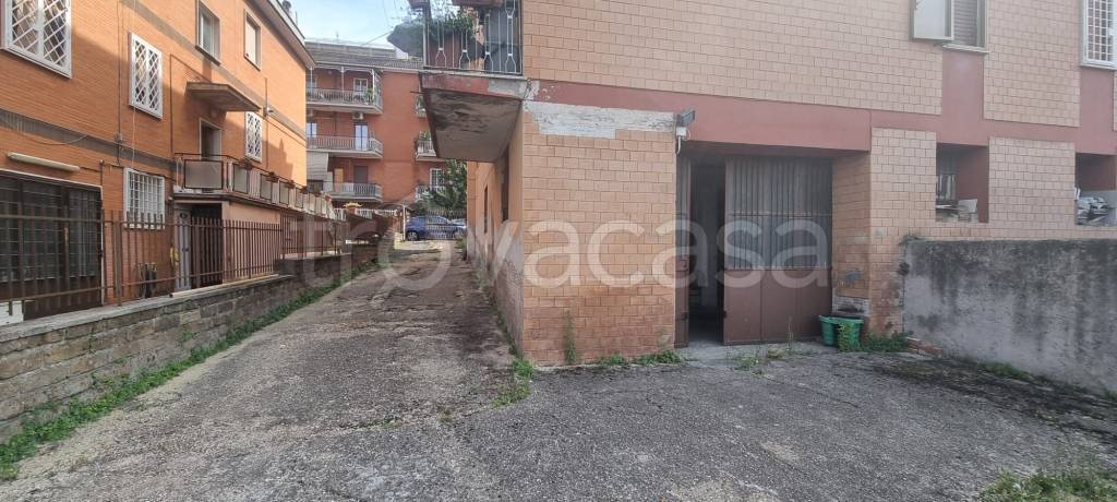 locale commerciale in vendita a Roma in zona Casalotti