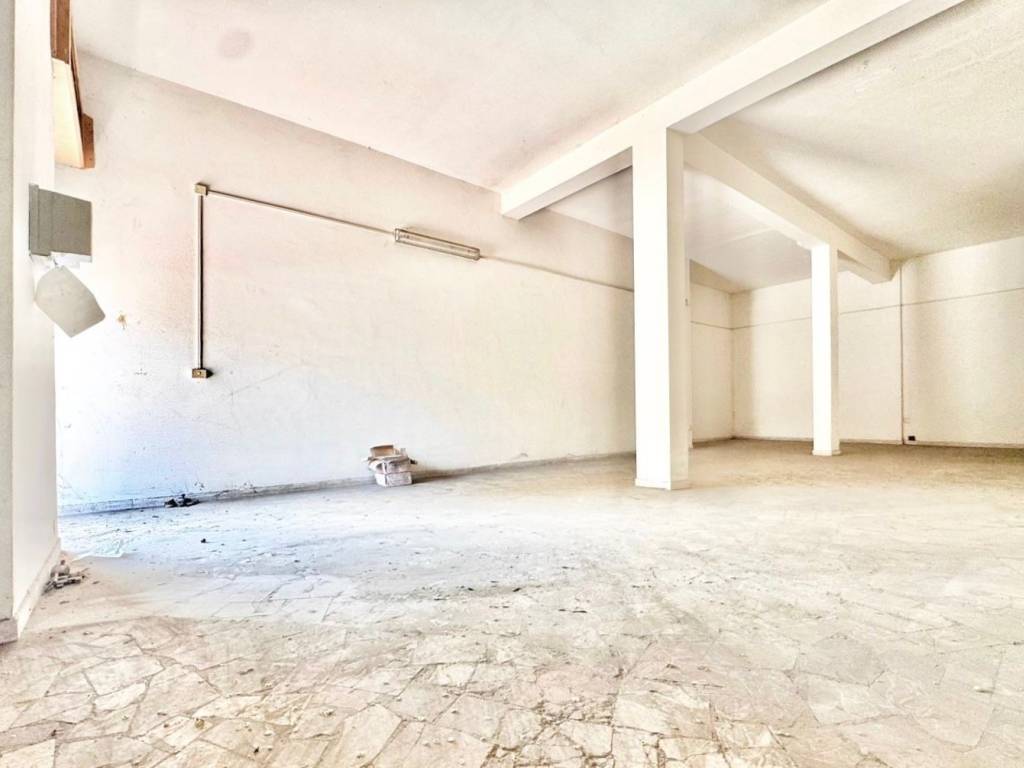 negozio in vendita a Roma in zona Borghesiana