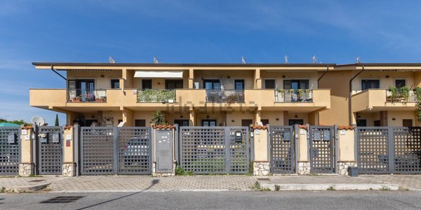 casa indipendente in vendita a Roma in zona Casal Palocco