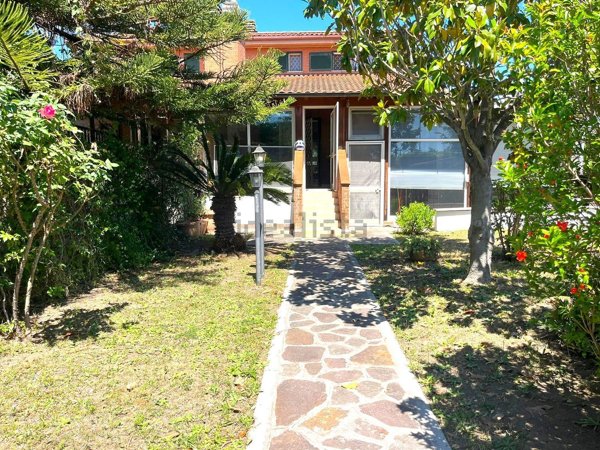 casa indipendente in vendita a Roma in zona Casal Palocco