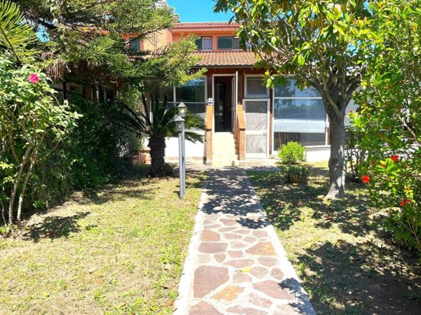 casa indipendente in vendita a Roma in zona Casal Palocco