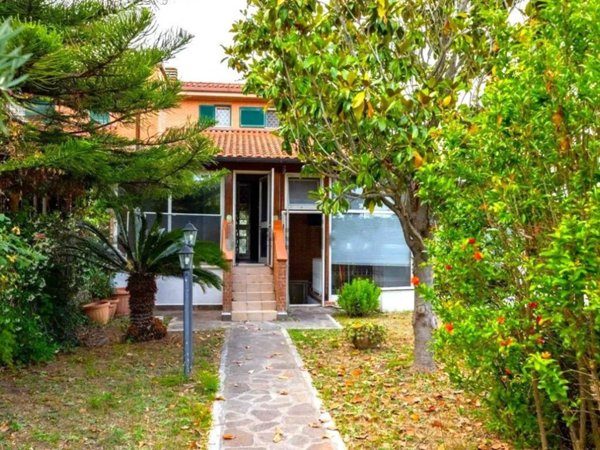 casa indipendente in vendita a Roma in zona Casal Palocco