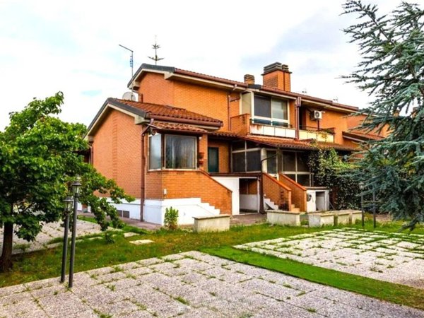 casa indipendente in vendita a Roma in zona Casal Palocco