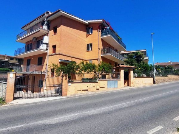 appartamento in vendita a Roma in zona Pantan Monastero