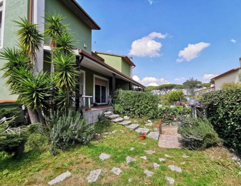 casa indipendente in vendita a Roma in zona Casal Palocco