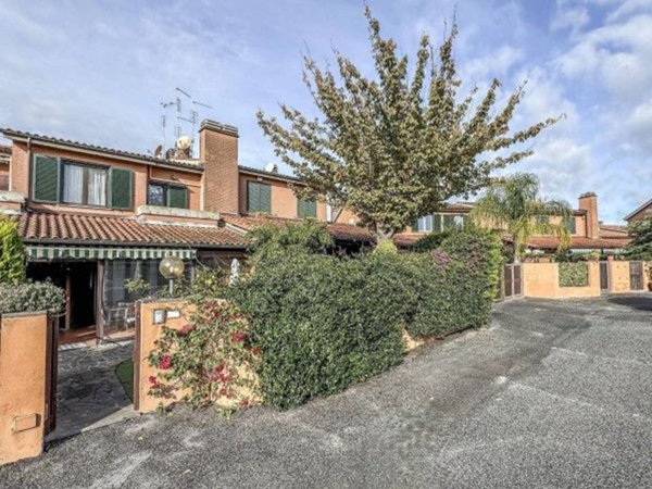 casa indipendente in vendita a Roma in zona Infernetto