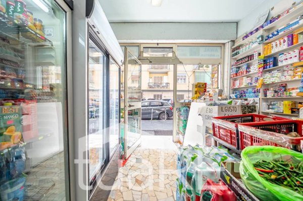 negozio in vendita a Roma in zona Cinecittà