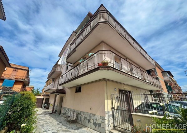 appartamento in vendita a Roma in zona Torre Angela