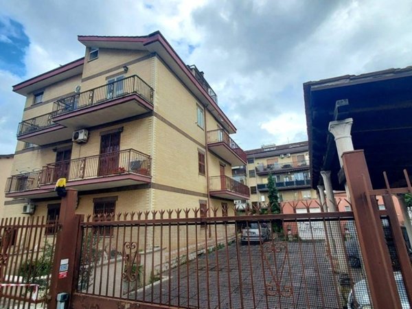 appartamento in vendita a Roma in zona Pantan Monastero