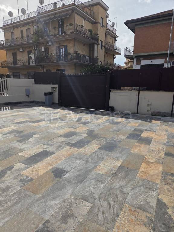 appartamento in vendita a Roma in zona Torre Angela