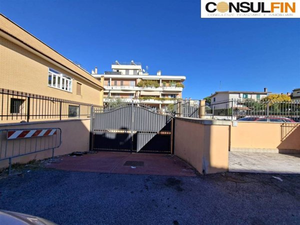 negozio in vendita a Roma in zona Finocchio