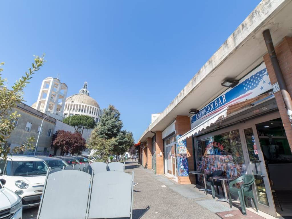 negozio in vendita a Roma in zona Cinecittà