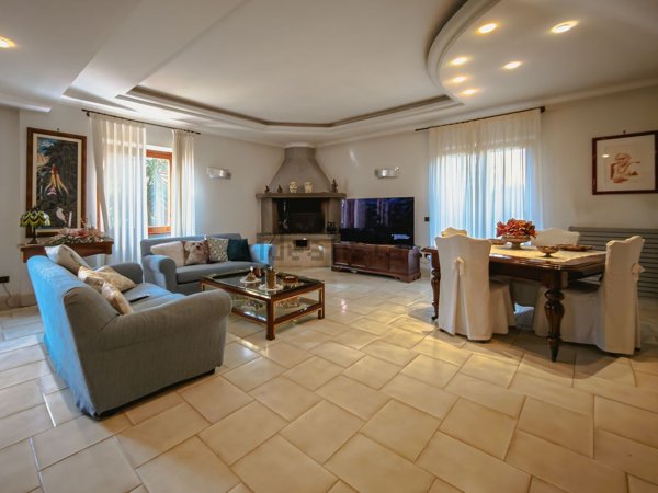 appartamento in vendita a Roma in zona Appio Pignatelli