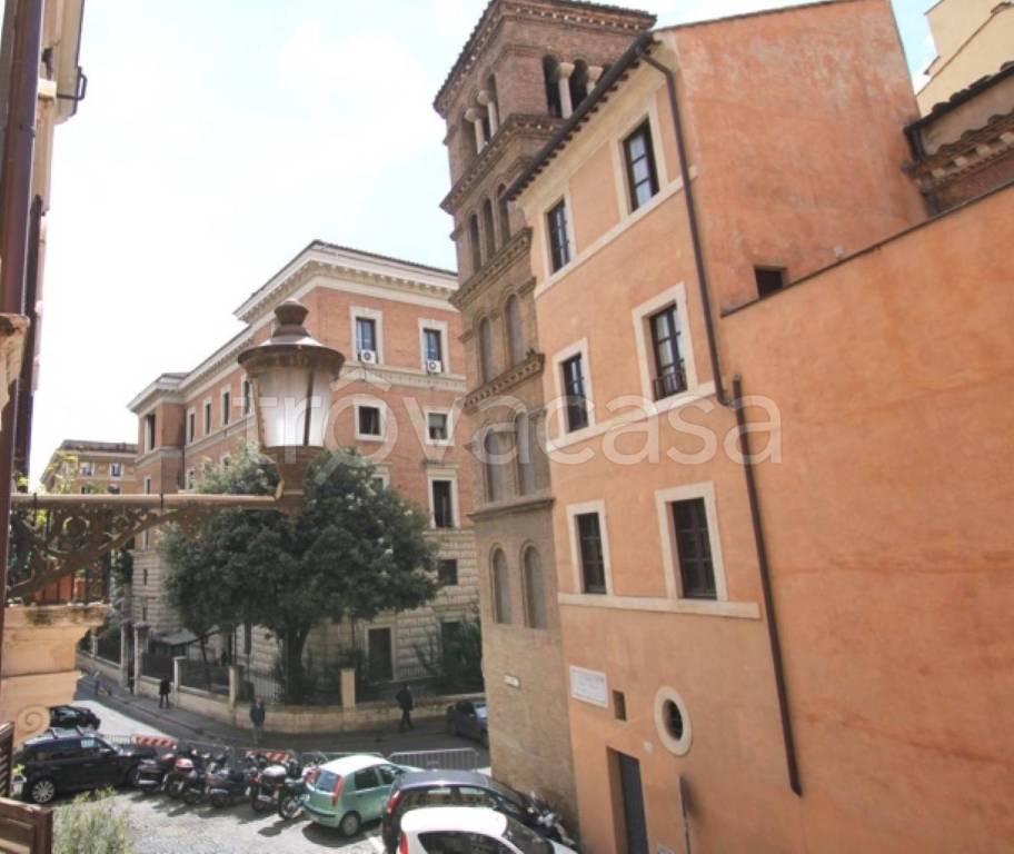appartamento in vendita a Roma in zona Rione Regola