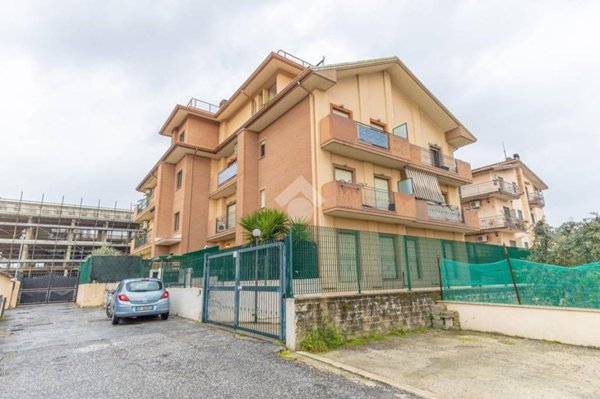 appartamento in vendita a Roma in zona Castelverde