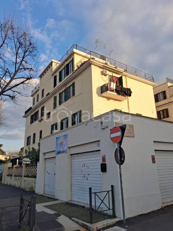 appartamento in vendita a Roma in zona Torre Angela