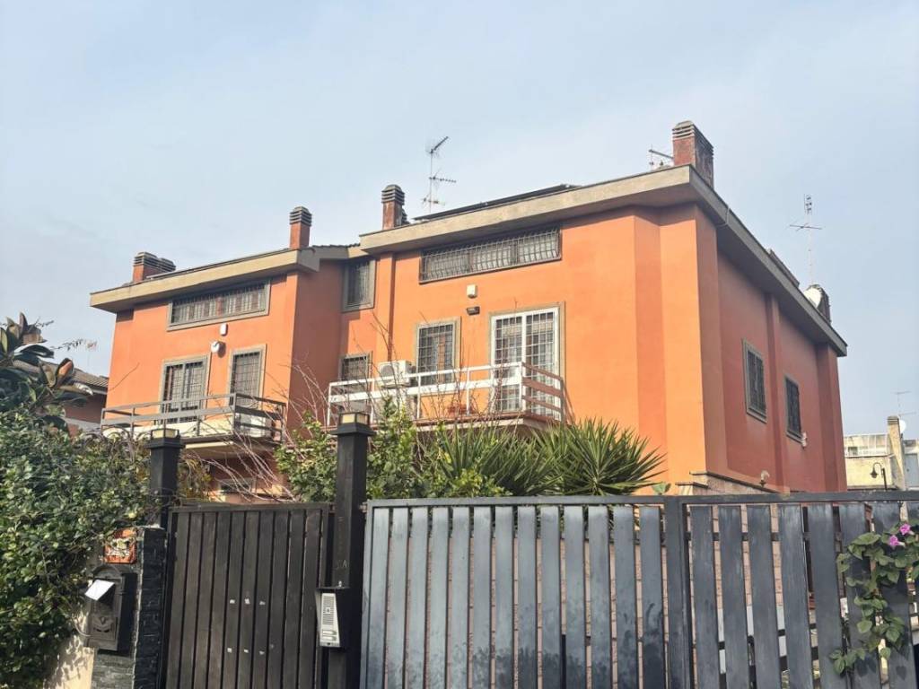 appartamento in vendita a Roma in zona Axa