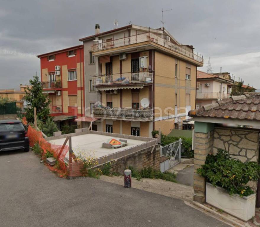 appartamento in vendita a Roma in zona Castelverde