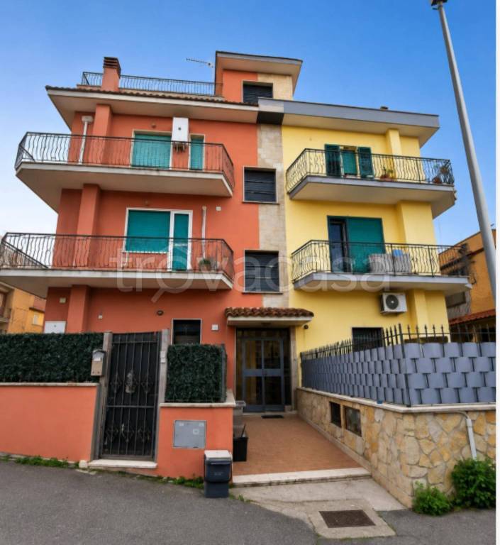 appartamento in vendita a Roma in zona Casal Morena