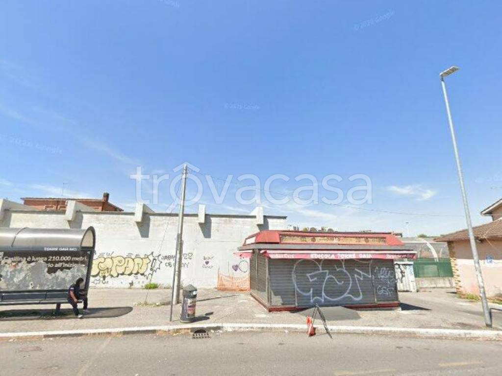 locale commerciale in vendita a Roma in zona Torre Angela