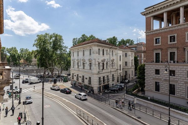 appartamento in vendita a Roma in zona Rione Regola