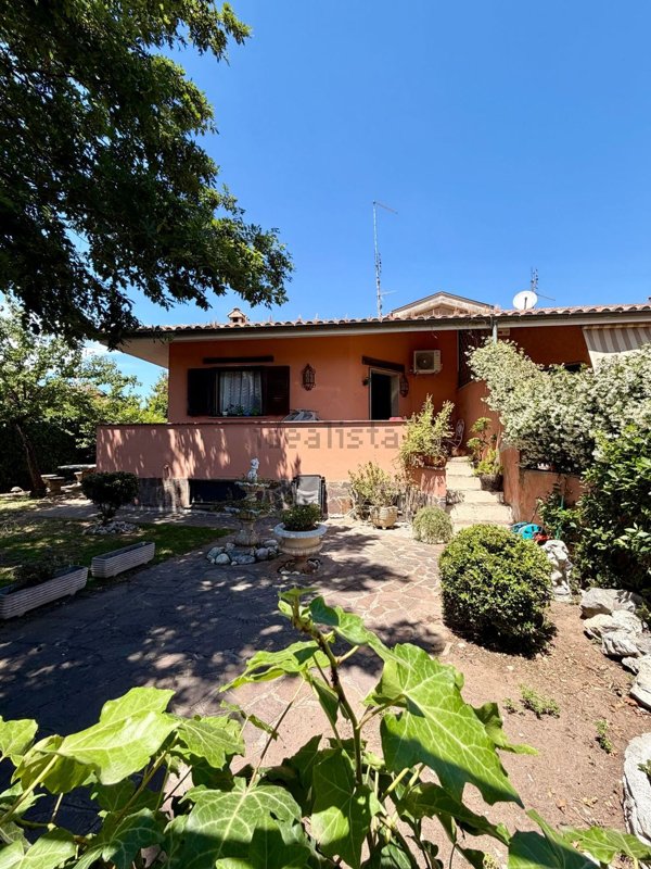 casa indipendente in vendita a Roma in zona Infernetto