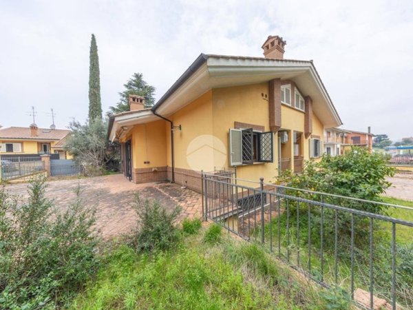 casa indipendente in vendita a Roma in zona Lunghezza