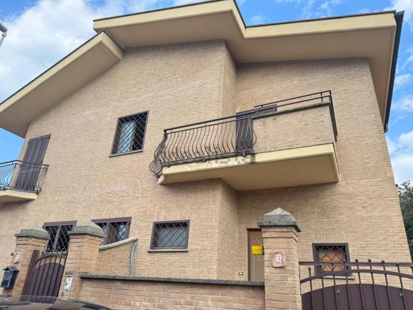 appartamento in vendita a Roma in zona Colle del Sole