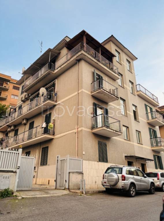 appartamento in vendita a Roma in zona Colle del Sole
