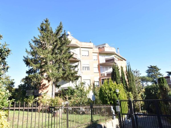 appartamento in vendita a Roma in zona Tomba di Nerone